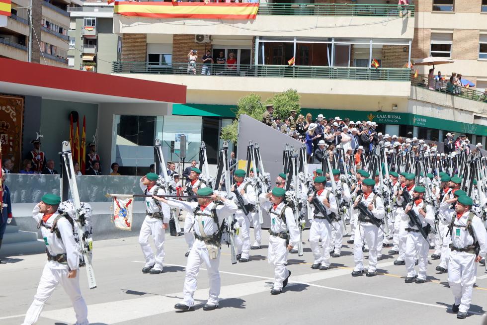 Las distintas unidades han marcado el paso por la avenida de Juan XXIII de Huesca.