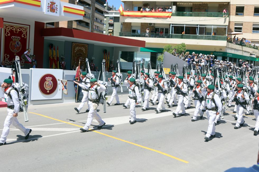 Las distintas unidades han marcado el paso por la avenida de Juan XXIII de Huesca.