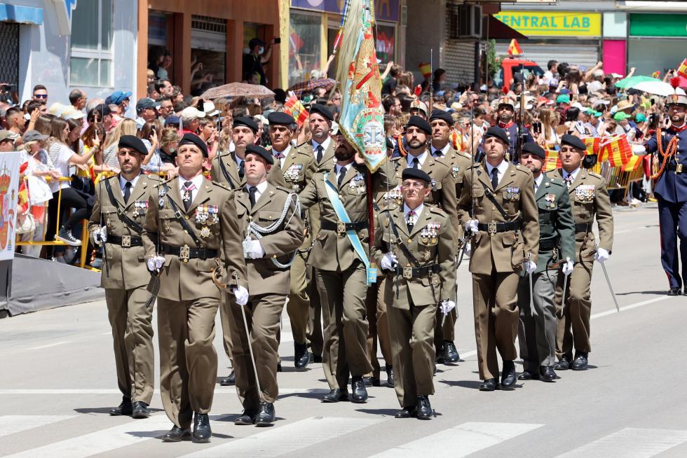 Las distintas unidades han marcado el paso por la avenida de Juan XXIII de Huesca.