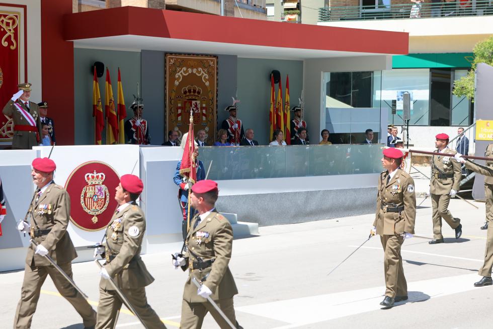 Las distintas unidades han marcado el paso por la avenida de Juan XXIII de Huesca.