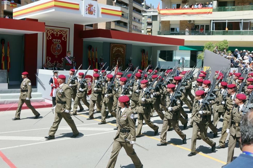 Las distintas unidades han marcado el paso por la avenida de Juan XXIII de Huesca.