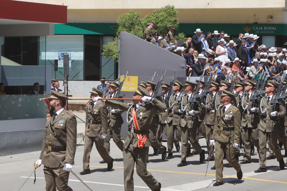 Las distintas unidades han marcado el paso por la avenida de Juan XXIII de Huesca.
