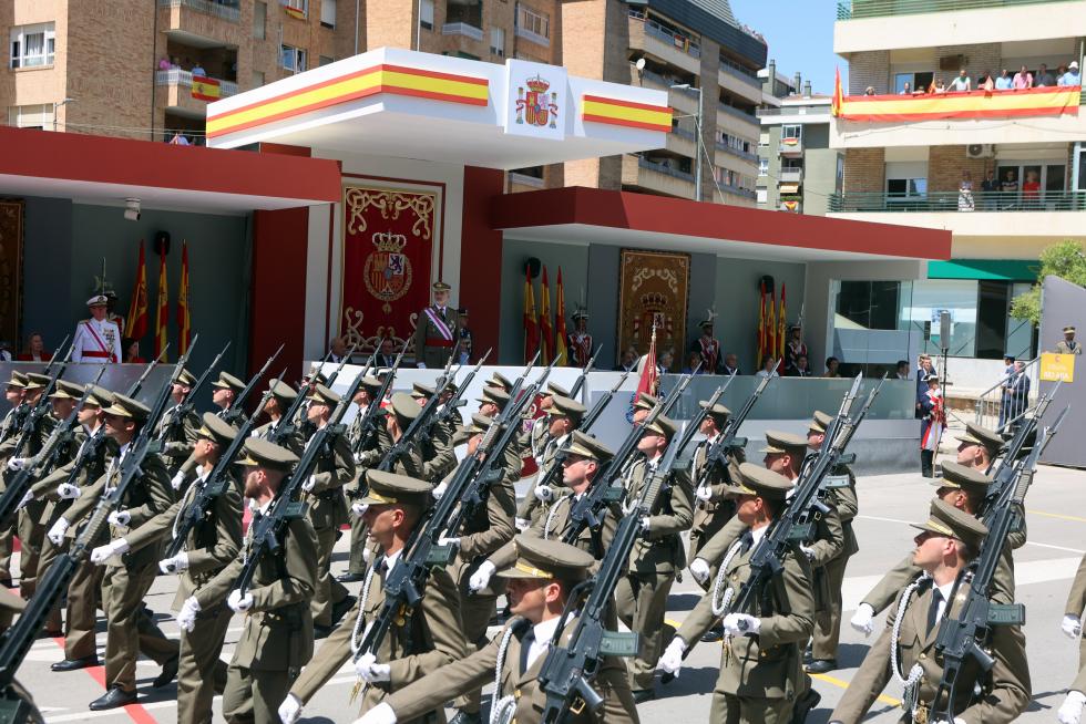 Las distintas unidades han marcado el paso por la avenida de Juan XXIII de Huesca.