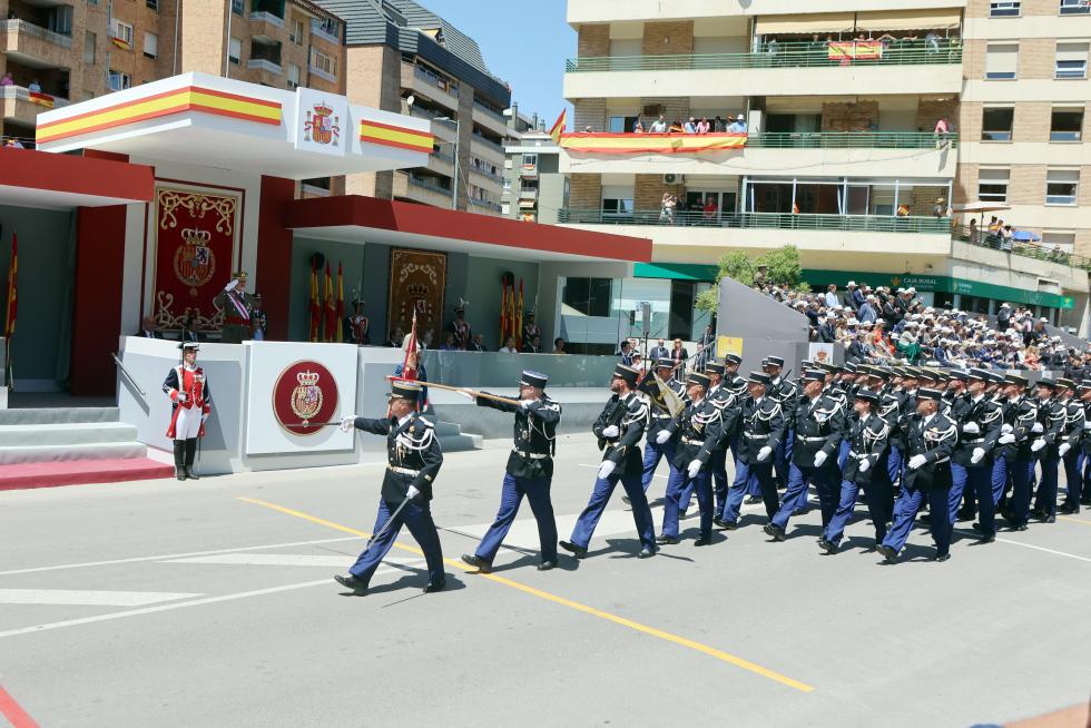Las distintas unidades han marcado el paso por la avenida de Juan XXIII de Huesca.
