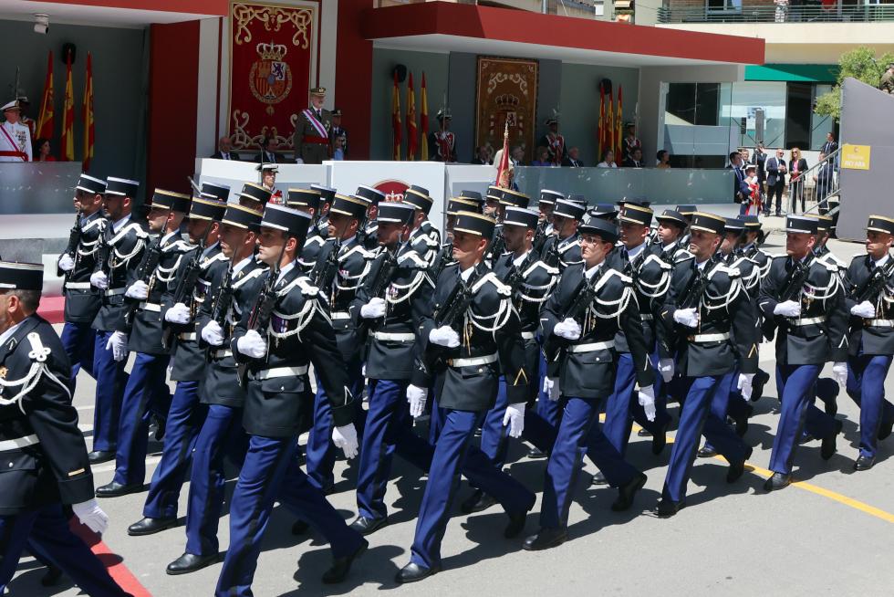 Las distintas unidades han marcado el paso por la avenida de Juan XXIII de Huesca.