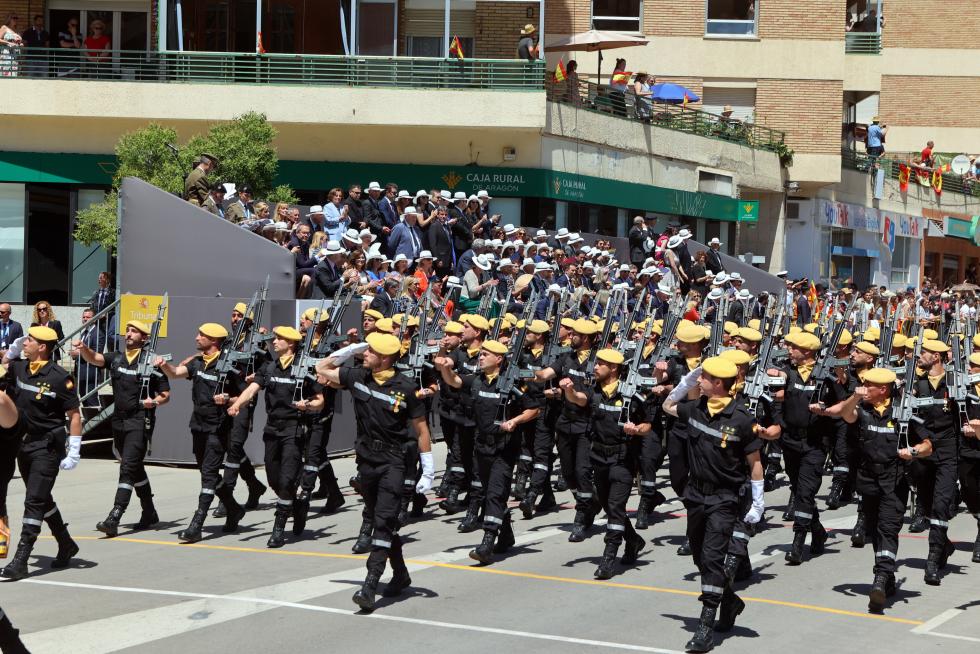 Las distintas unidades han marcado el paso por la avenida de Juan XXIII de Huesca.