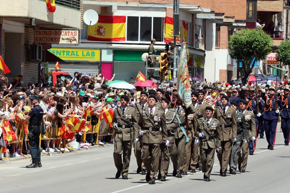 Las distintas unidades han marcado el paso por la avenida de Juan XXIII de Huesca.