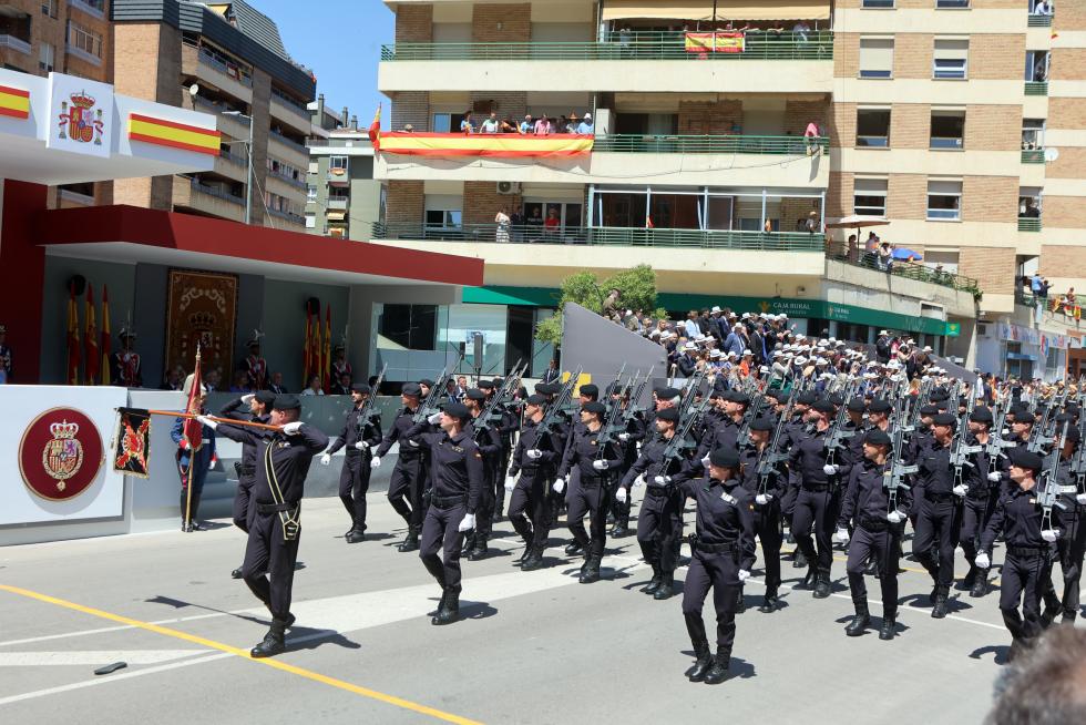 Las distintas unidades han marcado el paso por la avenida de Juan XXIII de Huesca.