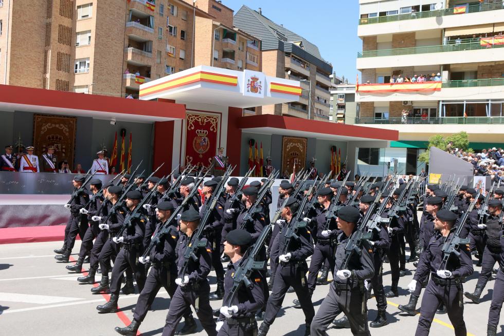 Las distintas unidades han marcado el paso por la avenida de Juan XXIII de Huesca.