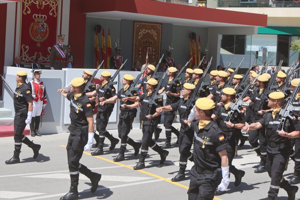 Las distintas unidades han marcado el paso por la avenida de Juan XXIII de Huesca.