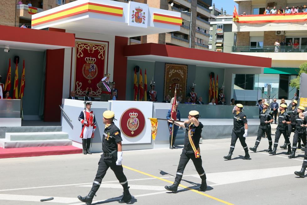 Las distintas unidades han marcado el paso por la avenida de Juan XXIII de Huesca.