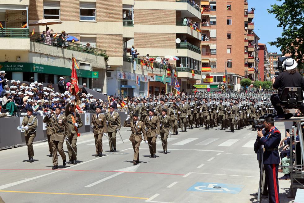 Las distintas unidades han marcado el paso por la avenida de Juan XXIII de Huesca.