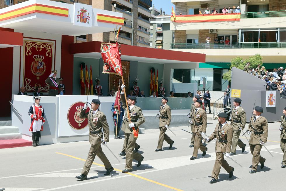 Las distintas unidades han marcado el paso por la avenida de Juan XXIII de Huesca.