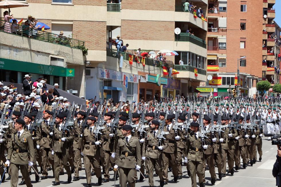 Las distintas unidades han marcado el paso por la avenida de Juan XXIII de Huesca.