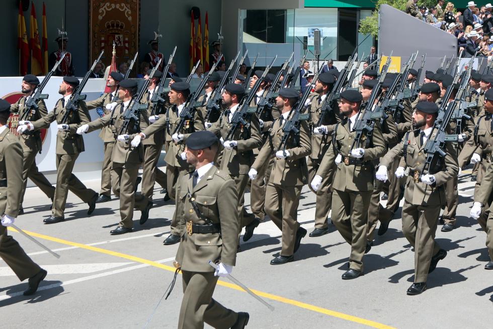 Las distintas unidades han marcado el paso por la avenida de Juan XXIII de Huesca.
