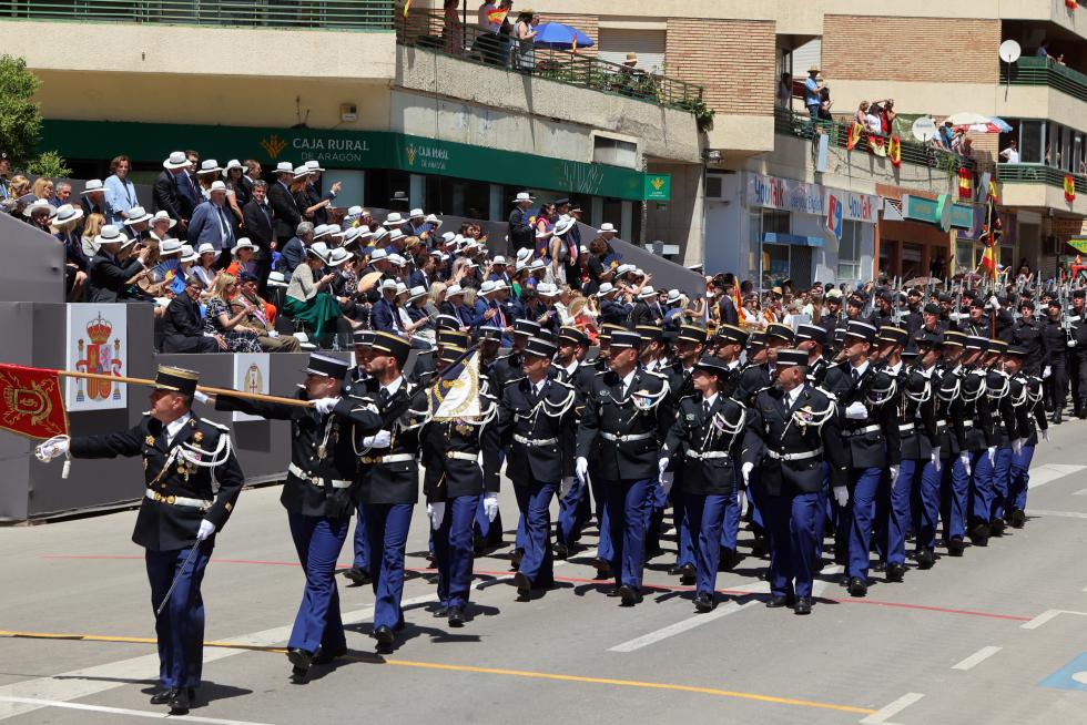 Las distintas unidades han marcado el paso por la avenida de Juan XXIII de Huesca.