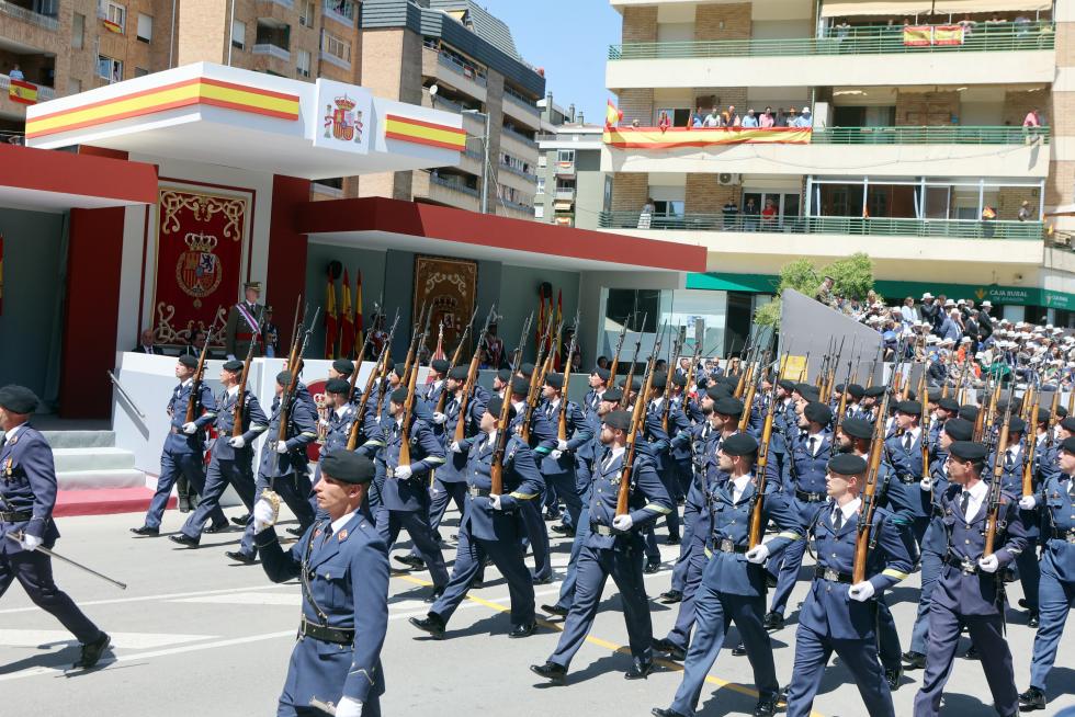 Las distintas unidades han marcado el paso por la avenida de Juan XXIII de Huesca.