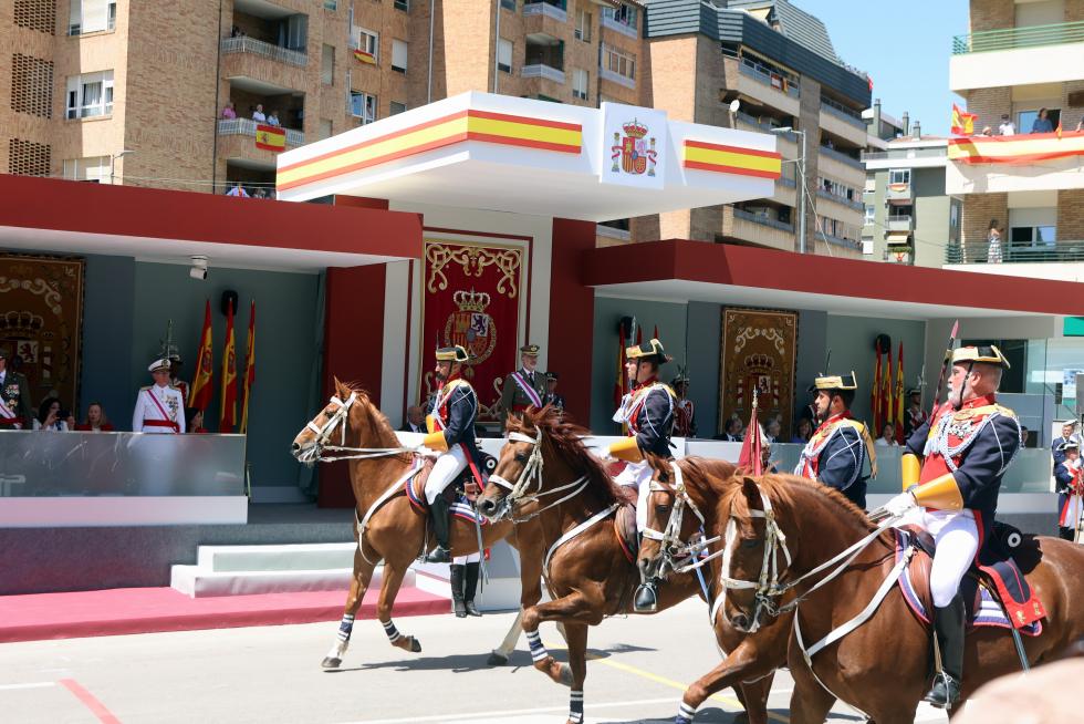 Las distintas unidades han marcado el paso por la avenida de Juan XXIII de Huesca.