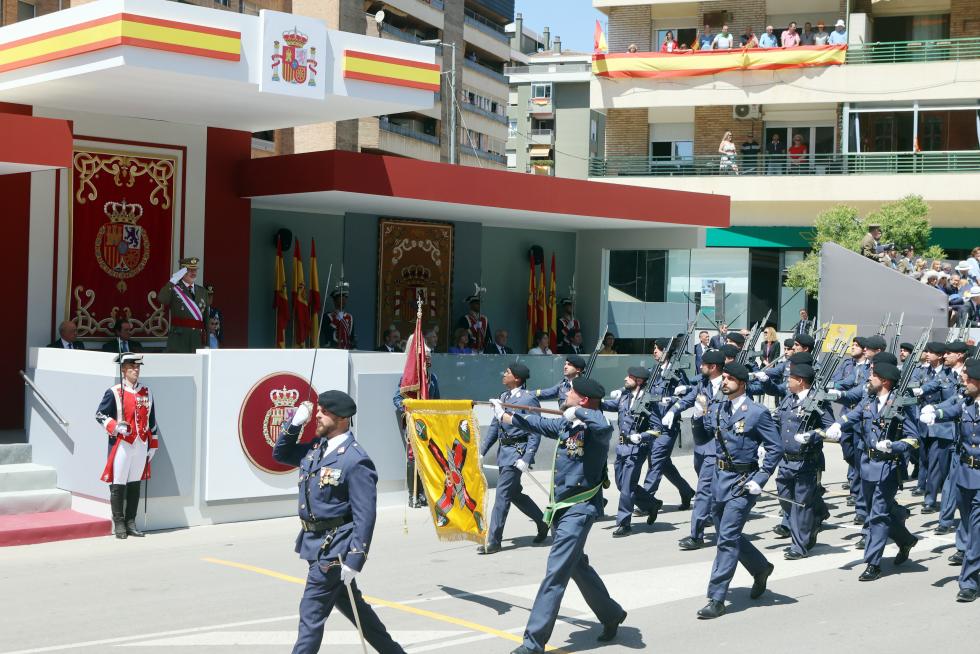 Las distintas unidades han marcado el paso por la avenida de Juan XXIII de Huesca.