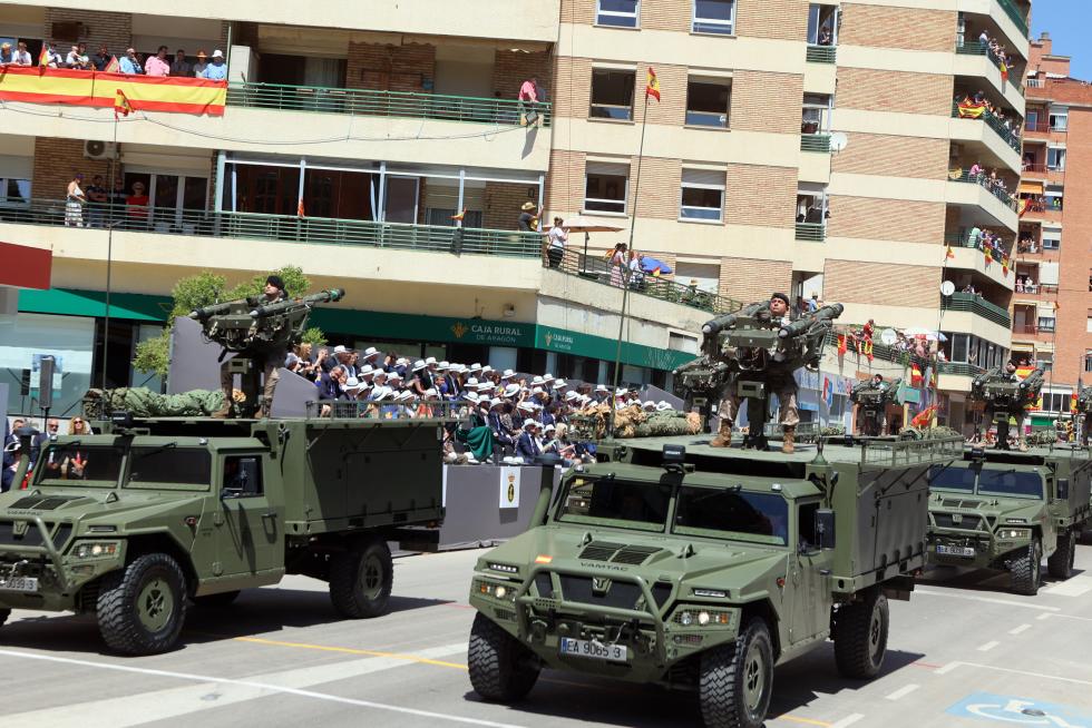 Las distintas unidades han marcado el paso por la avenida de Juan XXIII de Huesca.