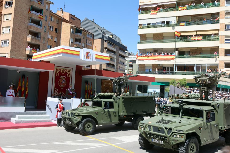 Las distintas unidades han marcado el paso por la avenida de Juan XXIII de Huesca.