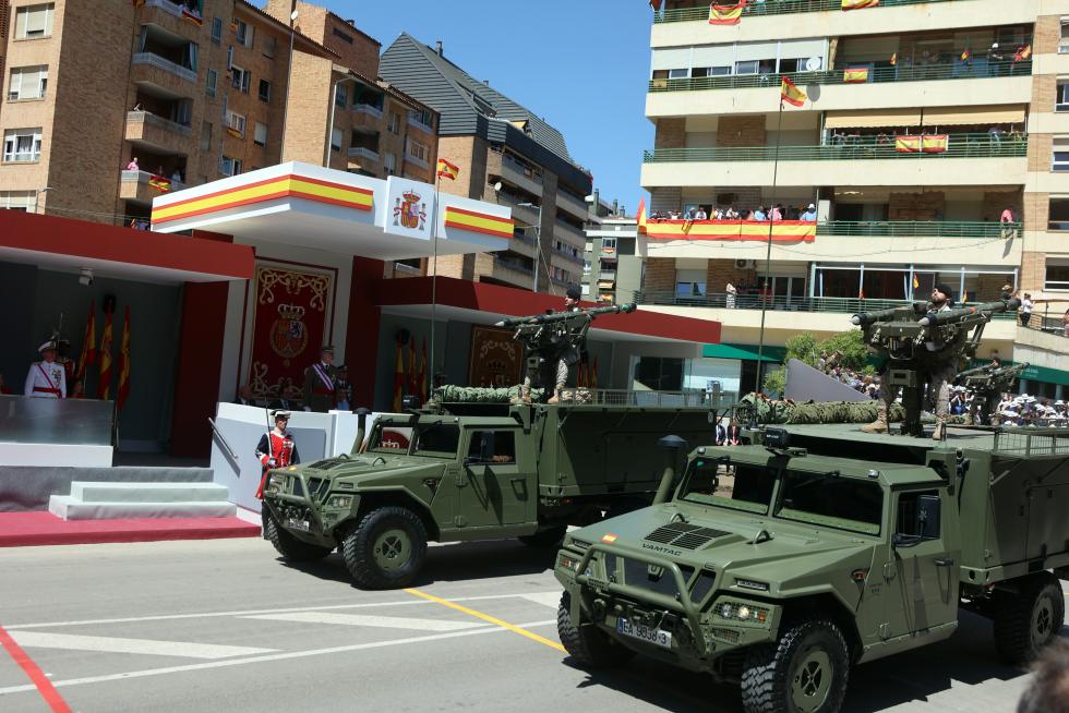 Las distintas unidades han marcado el paso por la avenida de Juan XXIII de Huesca.