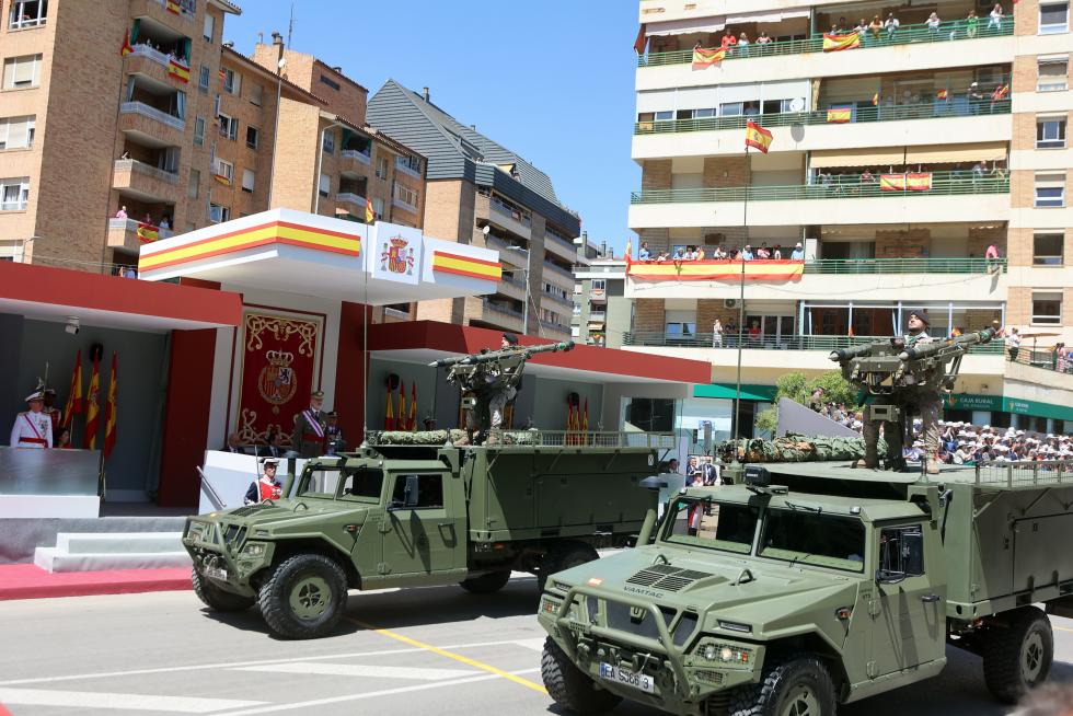 Las distintas unidades han marcado el paso por la avenida de Juan XXIII de Huesca.