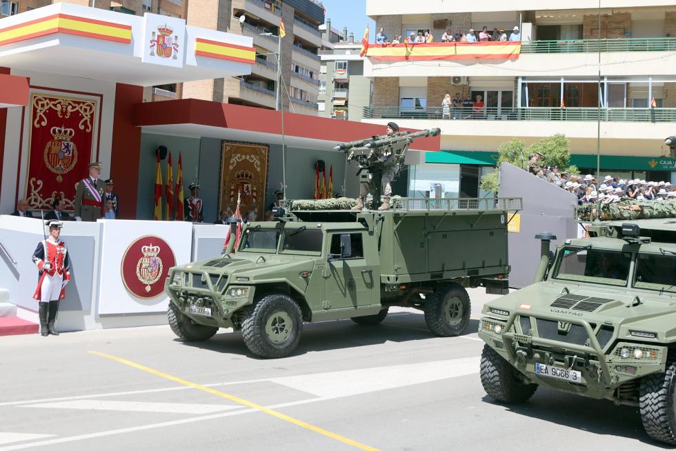 Las distintas unidades han marcado el paso por la avenida de Juan XXIII de Huesca.