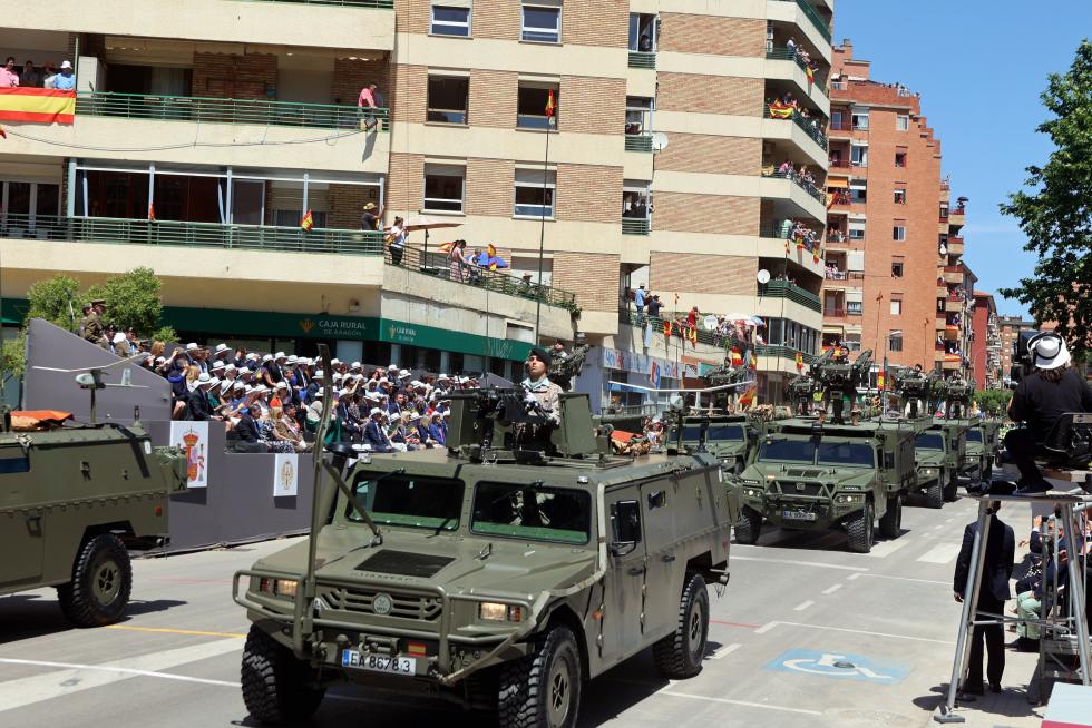Las distintas unidades han marcado el paso por la avenida de Juan XXIII de Huesca.
