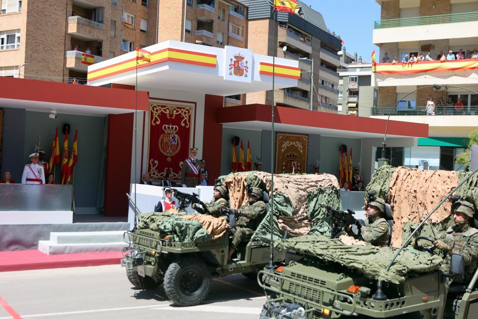 Las distintas unidades han marcado el paso por la avenida de Juan XXIII de Huesca.