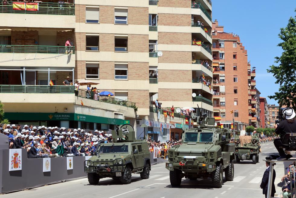Las distintas unidades han marcado el paso por la avenida de Juan XXIII de Huesca.