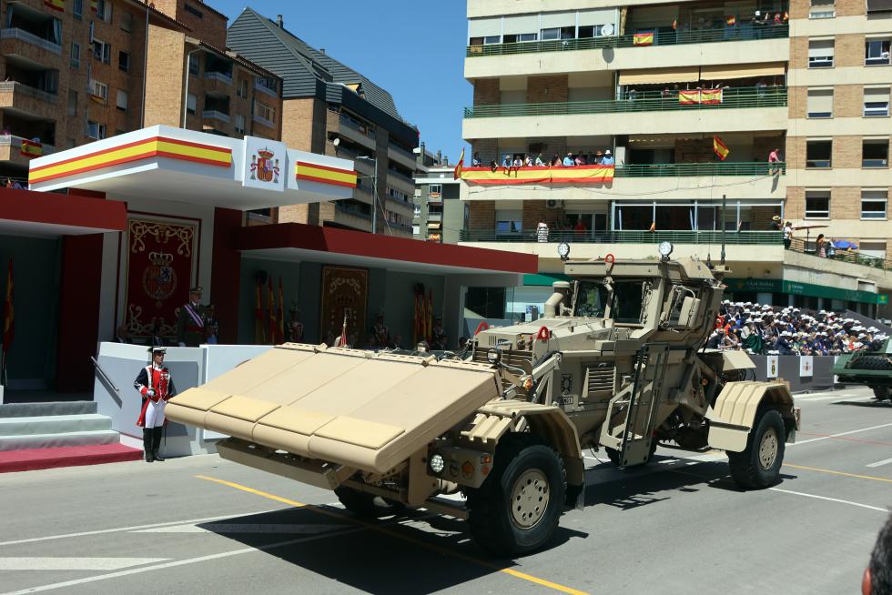 Las distintas unidades han marcado el paso por la avenida de Juan XXIII de Huesca.