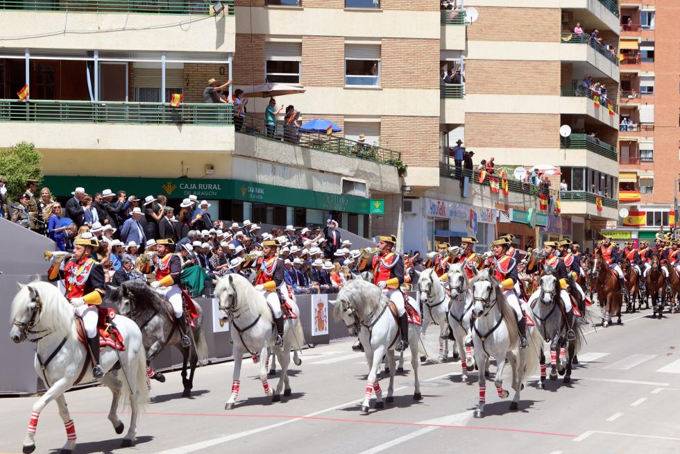Las distintas unidades han marcado el paso por la avenida de Juan XXIII de Huesca.