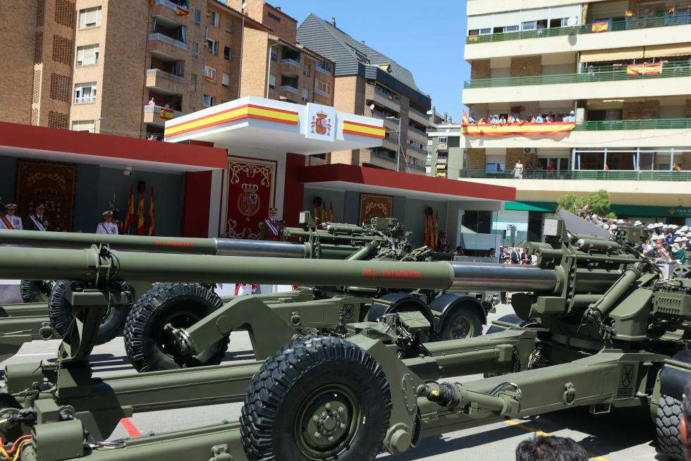 Las distintas unidades han marcado el paso por la avenida de Juan XXIII de Huesca.