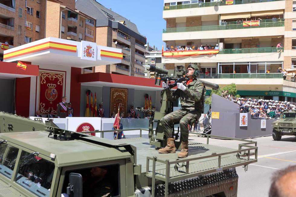 Las distintas unidades han marcado el paso por la avenida de Juan XXIII de Huesca.