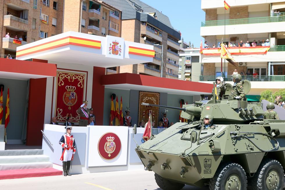 Las distintas unidades han marcado el paso por la avenida de Juan XXIII de Huesca.