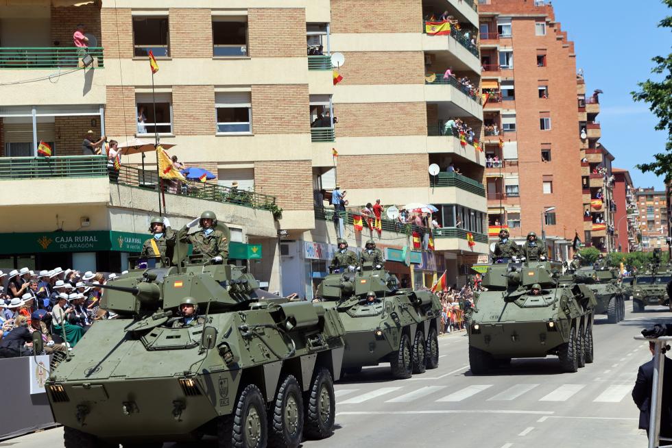 Las distintas unidades han marcado el paso por la avenida de Juan XXIII de Huesca.