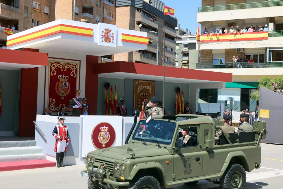 Las distintas unidades han marcado el paso por la avenida de Juan XXIII de Huesca.