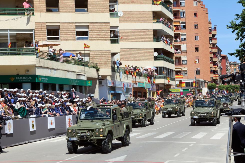 Las distintas unidades han marcado el paso por la avenida de Juan XXIII de Huesca.