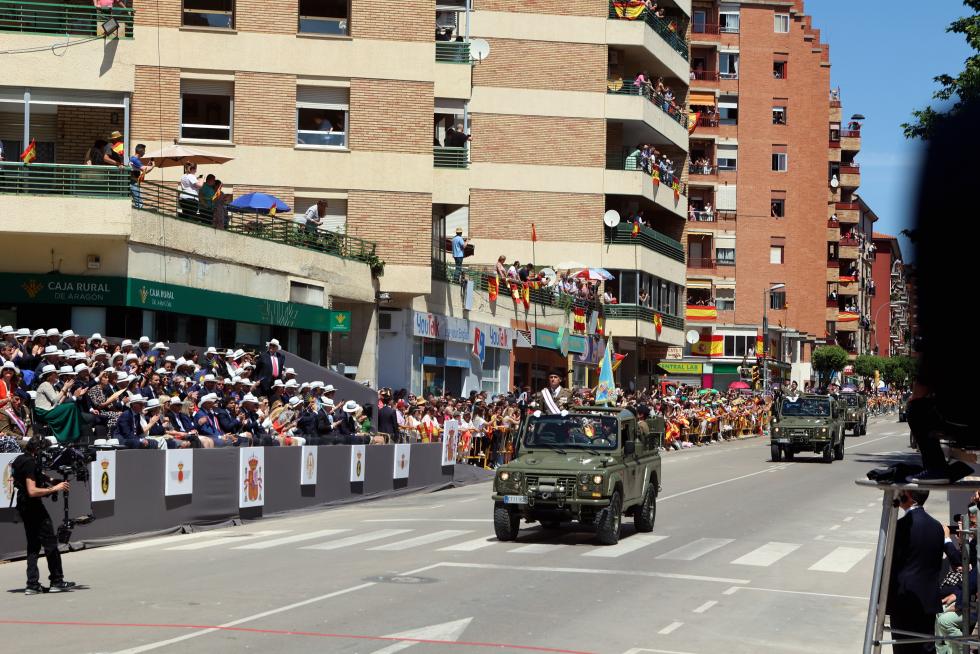Las distintas unidades han marcado el paso por la avenida de Juan XXIII de Huesca.