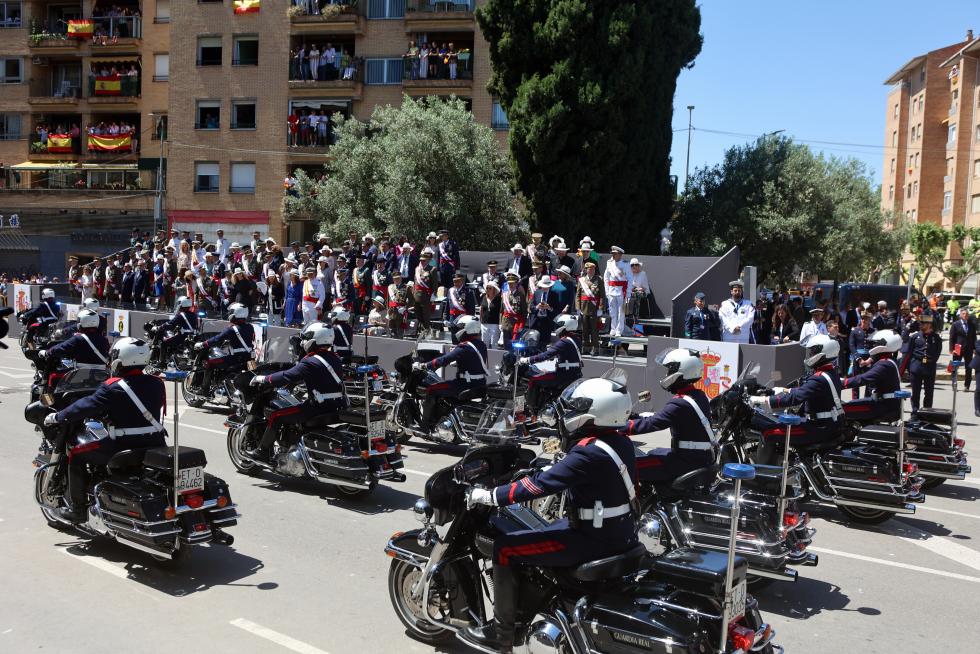Las distintas unidades han marcado el paso por la avenida de Juan XXIII de Huesca.