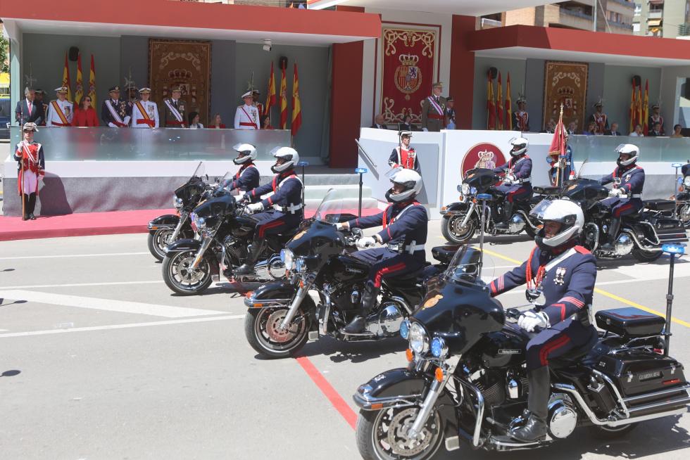 Las distintas unidades han marcado el paso por la avenida de Juan XXIII de Huesca.