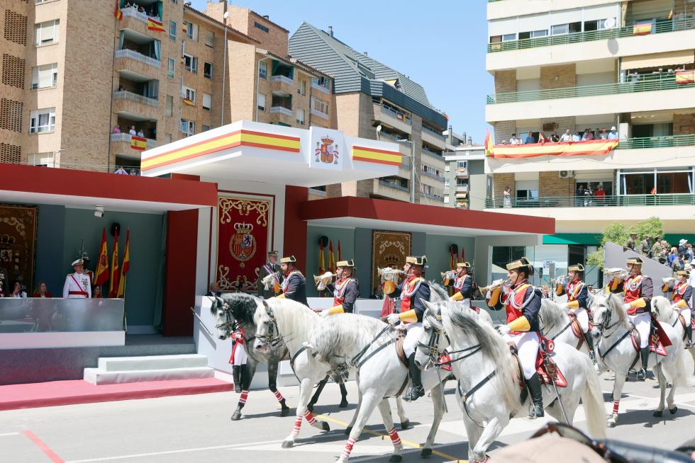Las distintas unidades han marcado el paso por la avenida de Juan XXIII de Huesca.