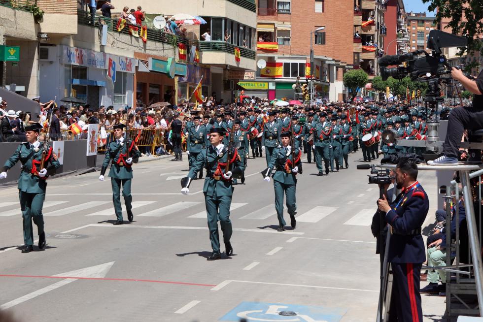 Las distintas unidades han marcado el paso por la avenida de Juan XXIII de Huesca.