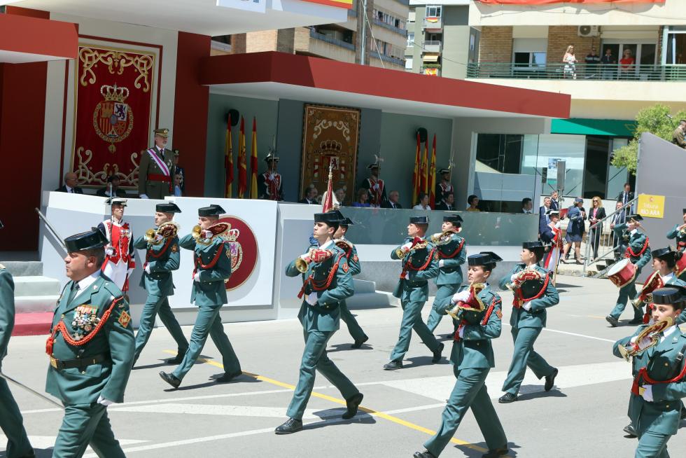 Las distintas unidades han marcado el paso por la avenida de Juan XXIII de Huesca.