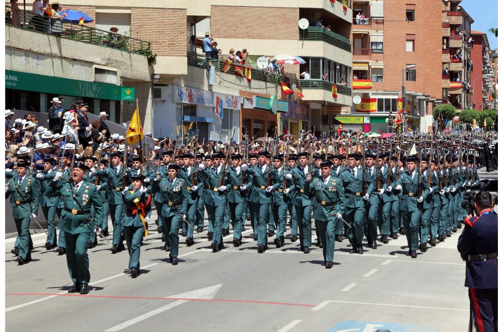 Las distintas unidades han marcado el paso por la avenida de Juan XXIII de Huesca.