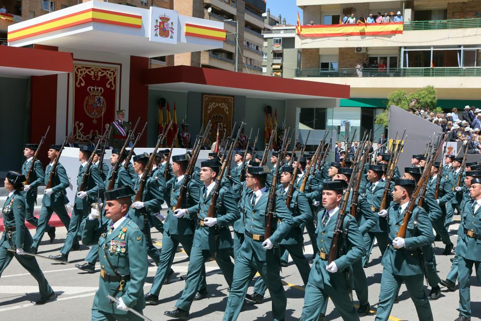 Las distintas unidades han marcado el paso por la avenida de Juan XXIII de Huesca.
