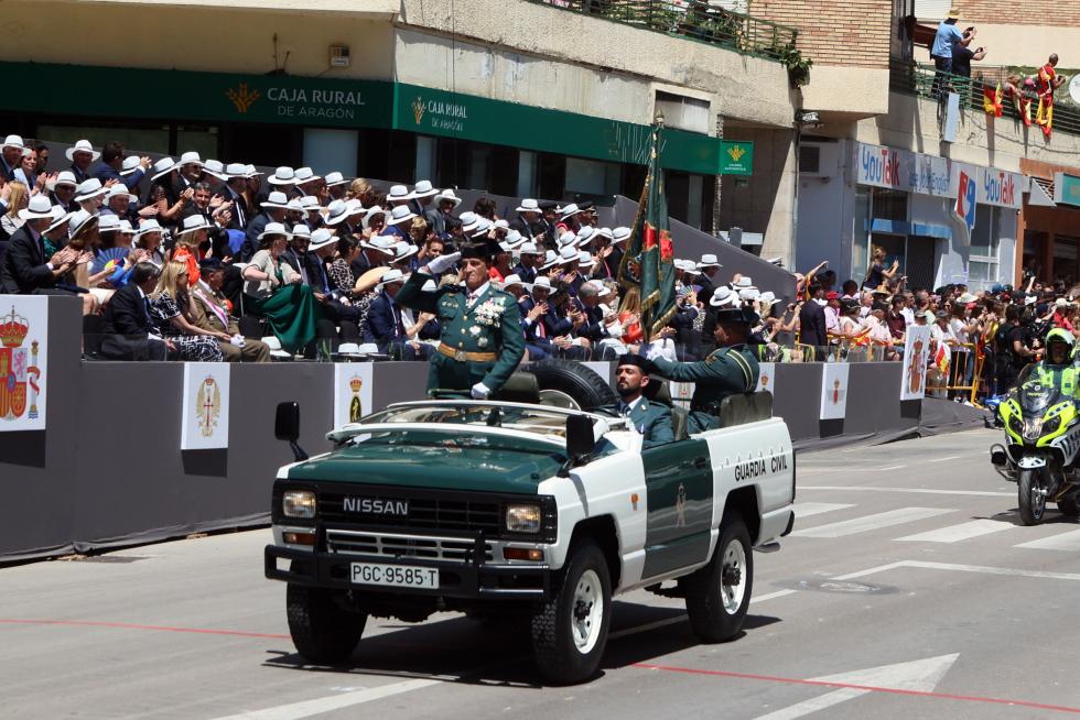 Las distintas unidades han marcado el paso por la avenida de Juan XXIII de Huesca.