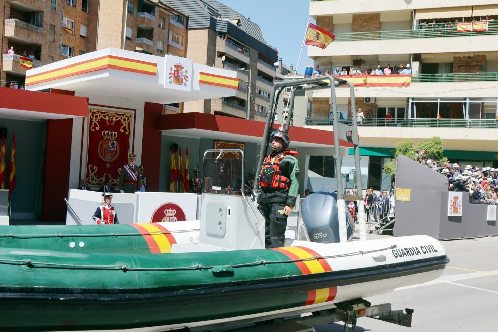 Las distintas unidades han marcado el paso por la avenida de Juan XXIII de Huesca.
