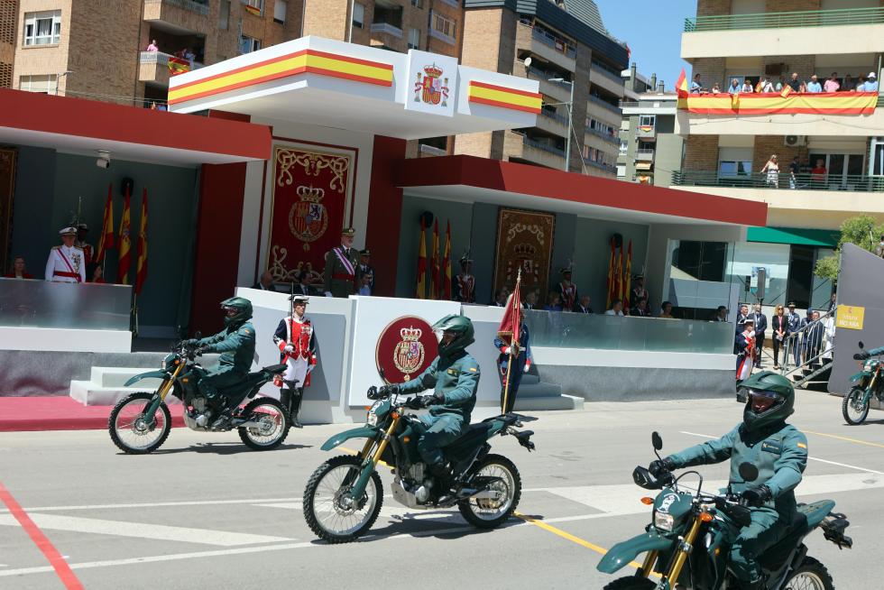 Las distintas unidades han marcado el paso por la avenida de Juan XXIII de Huesca.